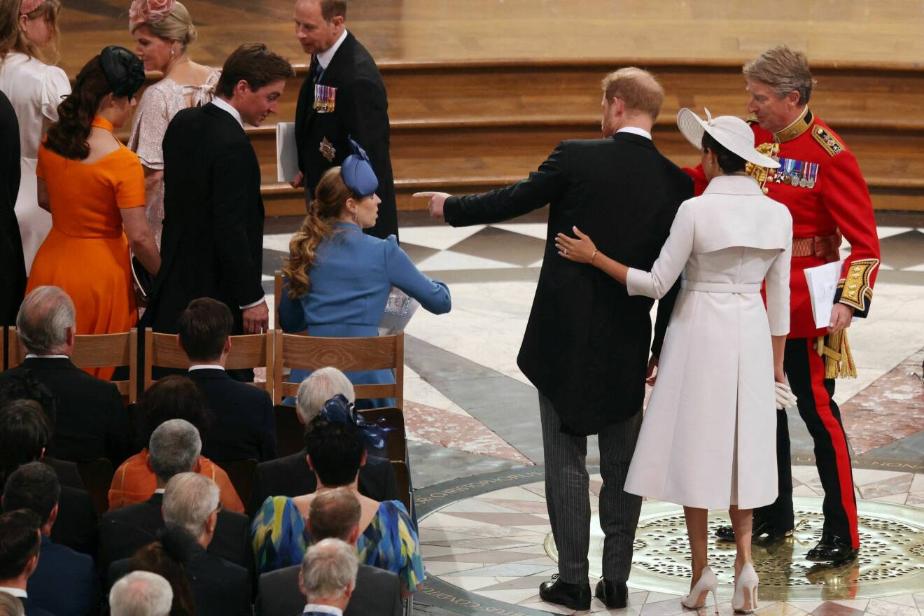 Hertiginnan Meghan Markle och prins Harry i St Paul’s Cathedral med brittiska kungafamiljen