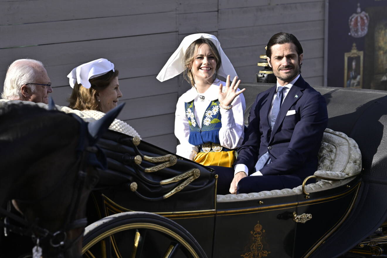 Kung Carl Gustaf och drottning Silvia med prinsessan Sofia och prins Carl Philip åker kortege till Skansen för att fira nationaldagen traditionsenligt.