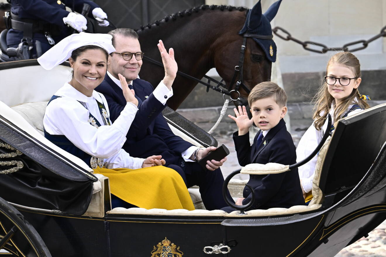 Kronprinsessan Victoria, prins Daniel, prins Oscar och prinsessan Estelle åker kortege till Skansen för att fira nationaldagen traditionsenligt.