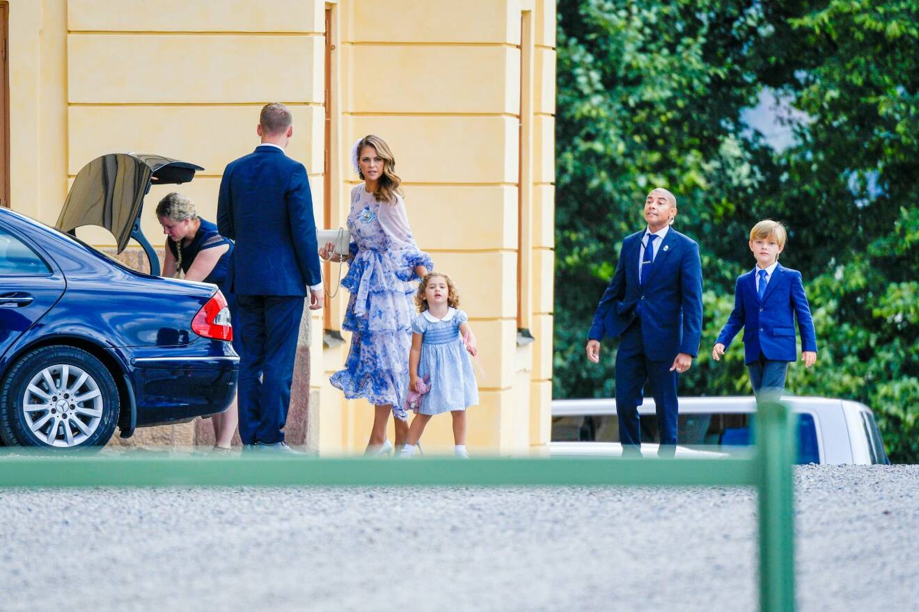 Prinsessan Madeleine får hjälp att lasta ur bilen på Drottningholm 2021