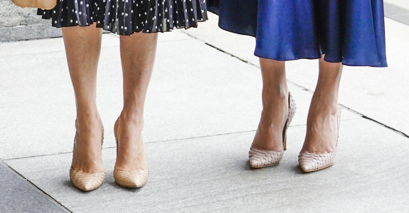 Kronprinsessan Mette-Marit och kronprinsessan Mary i nästan likadana skor