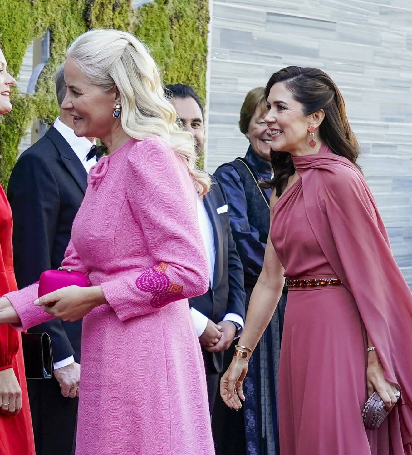 Kronprinsessan Mette-Marit och kronprinsessan Mary vid invigningen av Nationalmuseet i Oslo