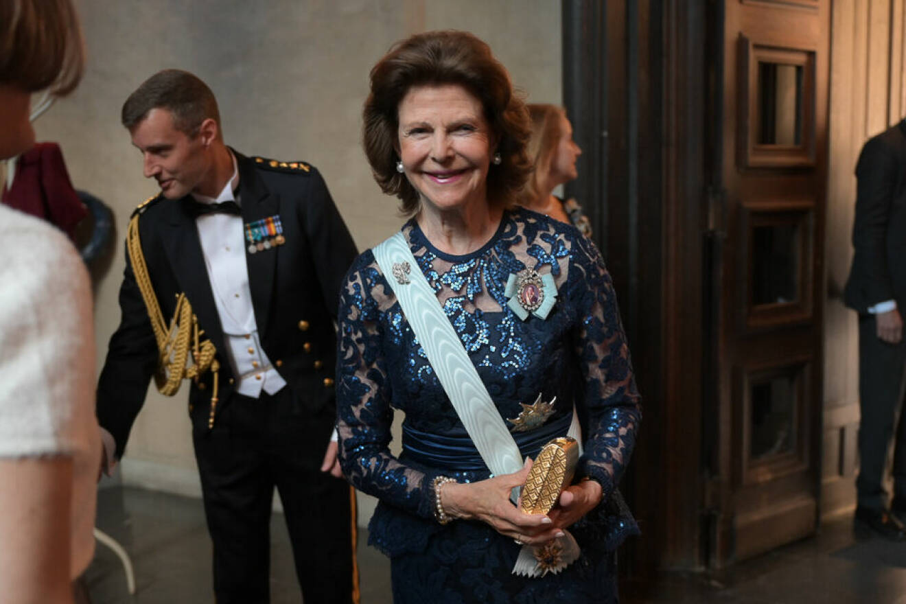 Drottning Silvia i paljettklänning från Camilla Thulin vid Kungl. Skogs- och lantbruksakademiens högtidssammankomst 2022