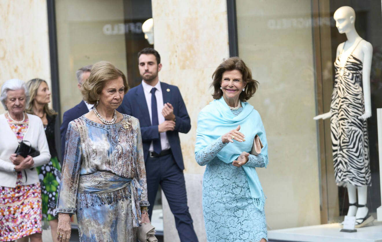 Drottning Silvia och drottning Sofia på väg till konsert i samband med Global Summit Neuro 2020/2022 i Salamanca