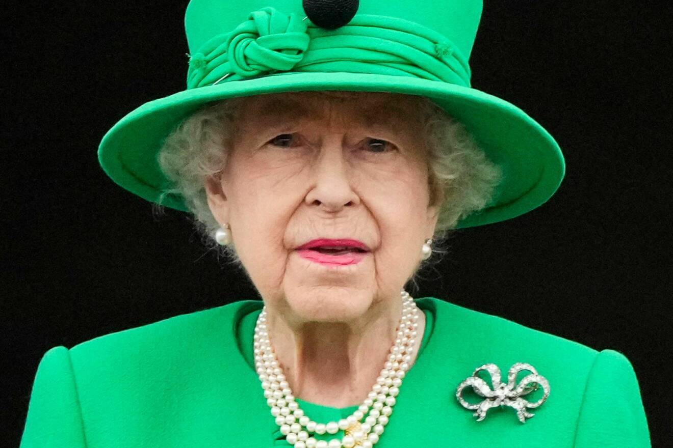 Drottning Elizabeth på Buckingham Palace balkong under firandet av hennes 70 år på tronen