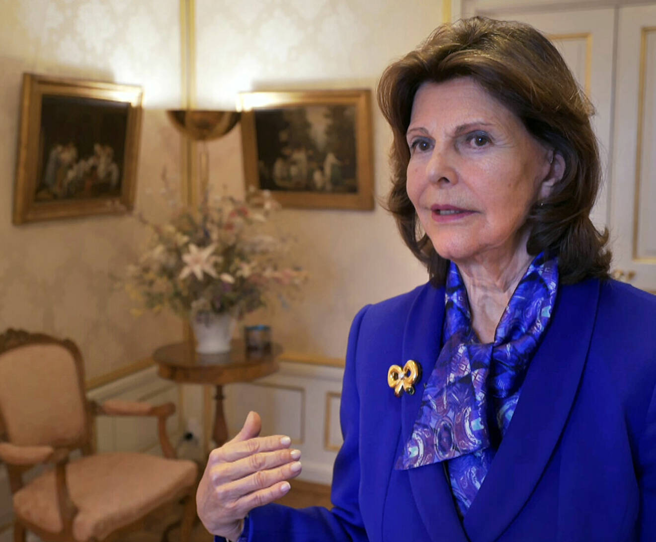 Drottning Silvia i blå dräkt på sitt kontor på Kungliga Slottet, en bild från SVT:s dokumentär