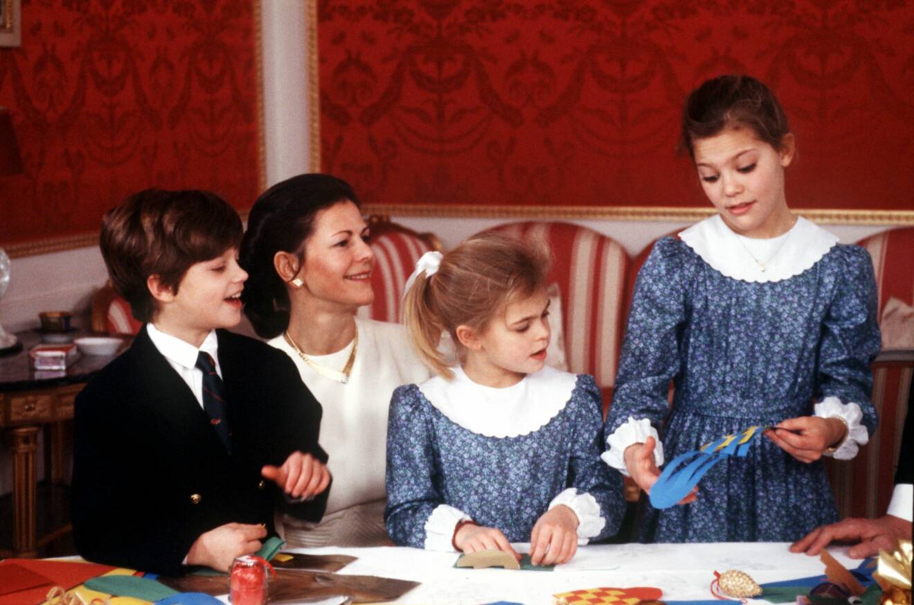 Svenska kungafamiljen - julfotografering Bilden: Kronprinsessan Victoria, prinsessan Madeleine, prins Carl Philip, drottning Silvia