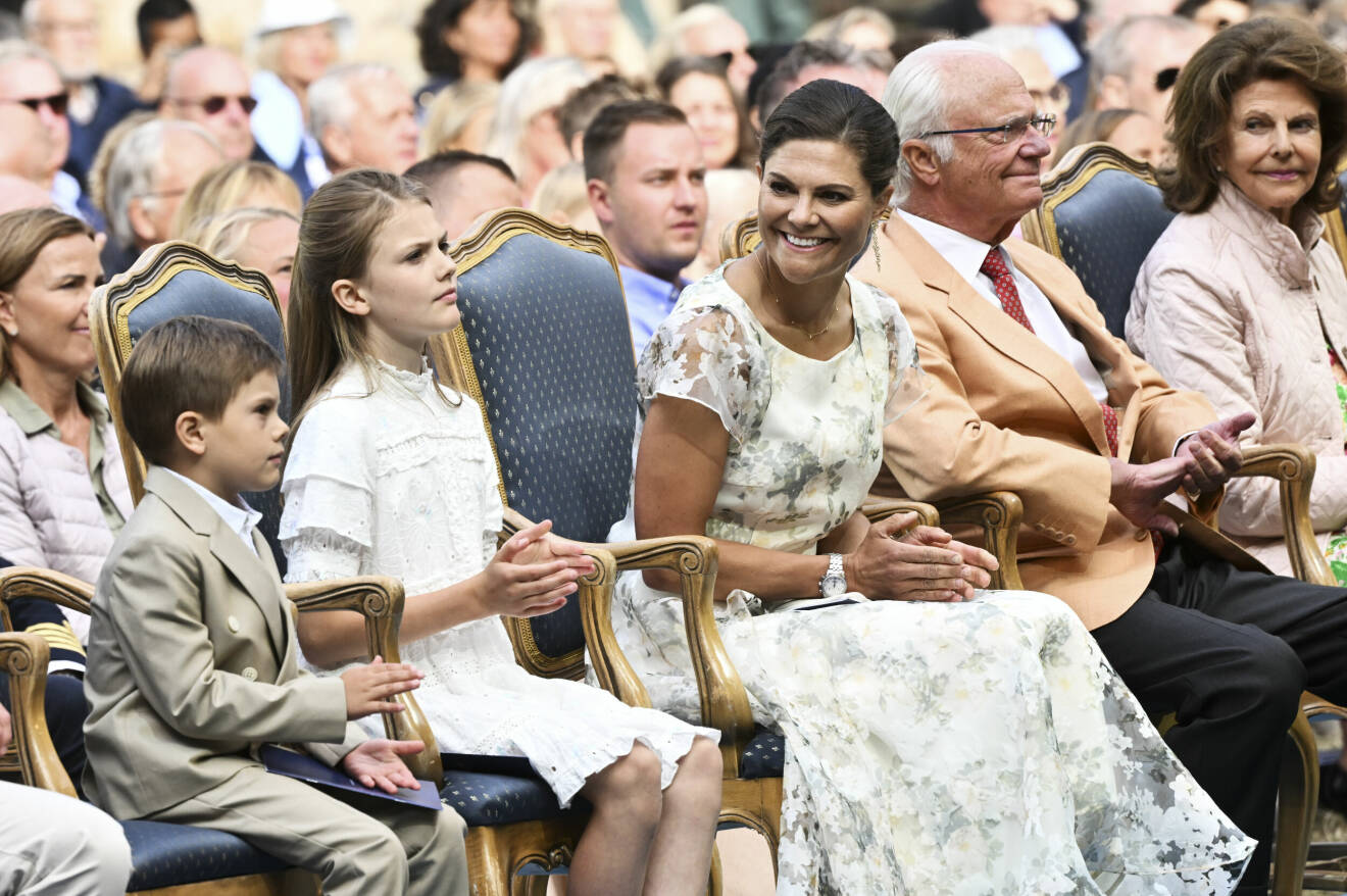 Prins Daniel, prins Oscar, prinsessan Estelle, kronprinsessan Victoria, kung Carl Gustaf och drottning Silvia vid firandet av kronprinsessan Victorias födelsedag på Borgholms slottsruin på Öland