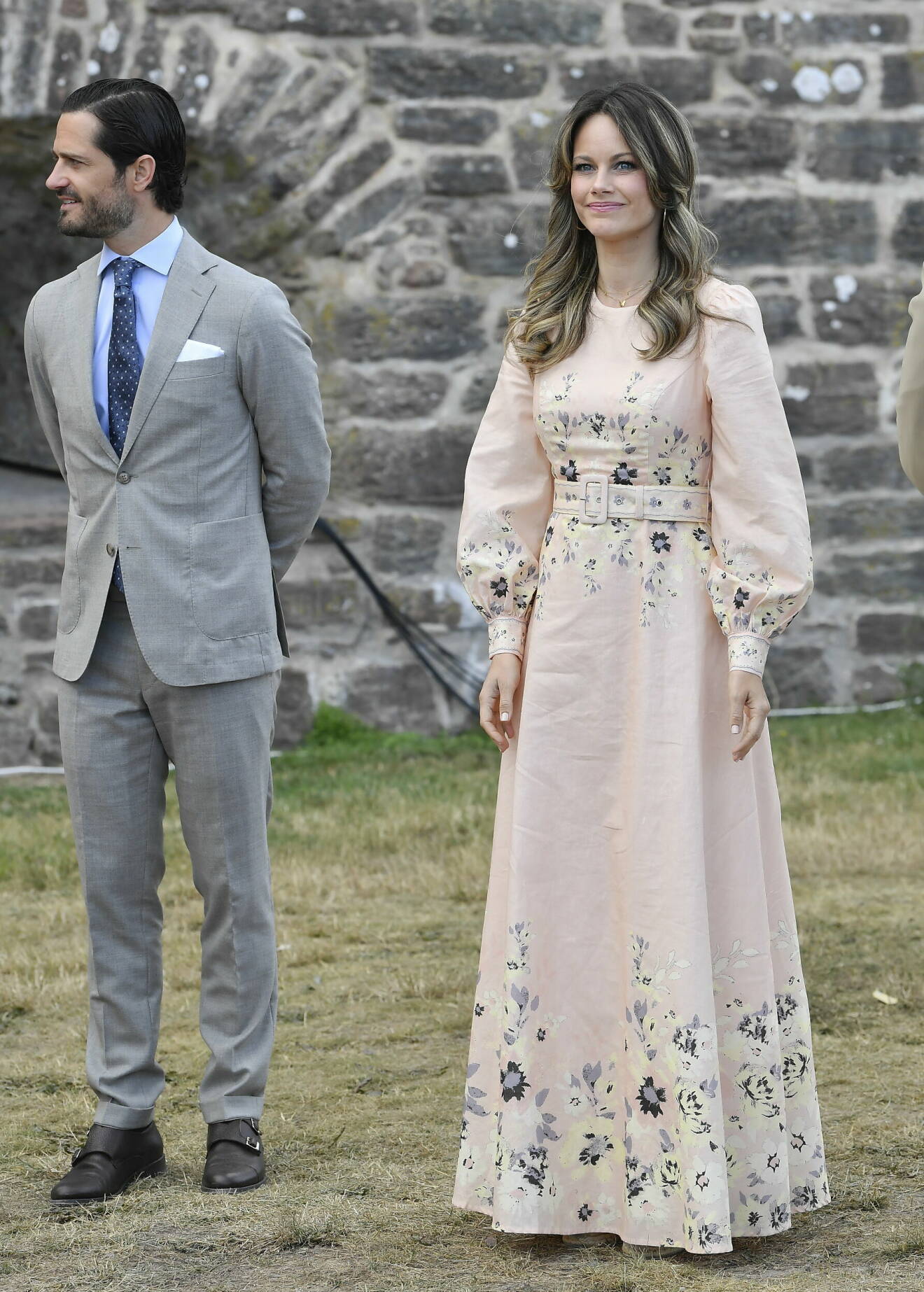 Prinsessan Sofia i en ljusrosa klänning och prins Carl Philip utanför Borgholms Slottsruin inför Victoriakonserten den 14:e juli