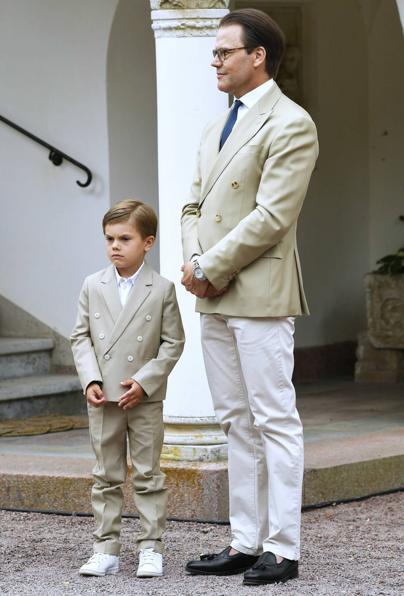 Prins Oscar och prins Daniel utanför Solliden slott i matchande kostymer på kronprinsessan Victorias firande den 14:e juli 2022