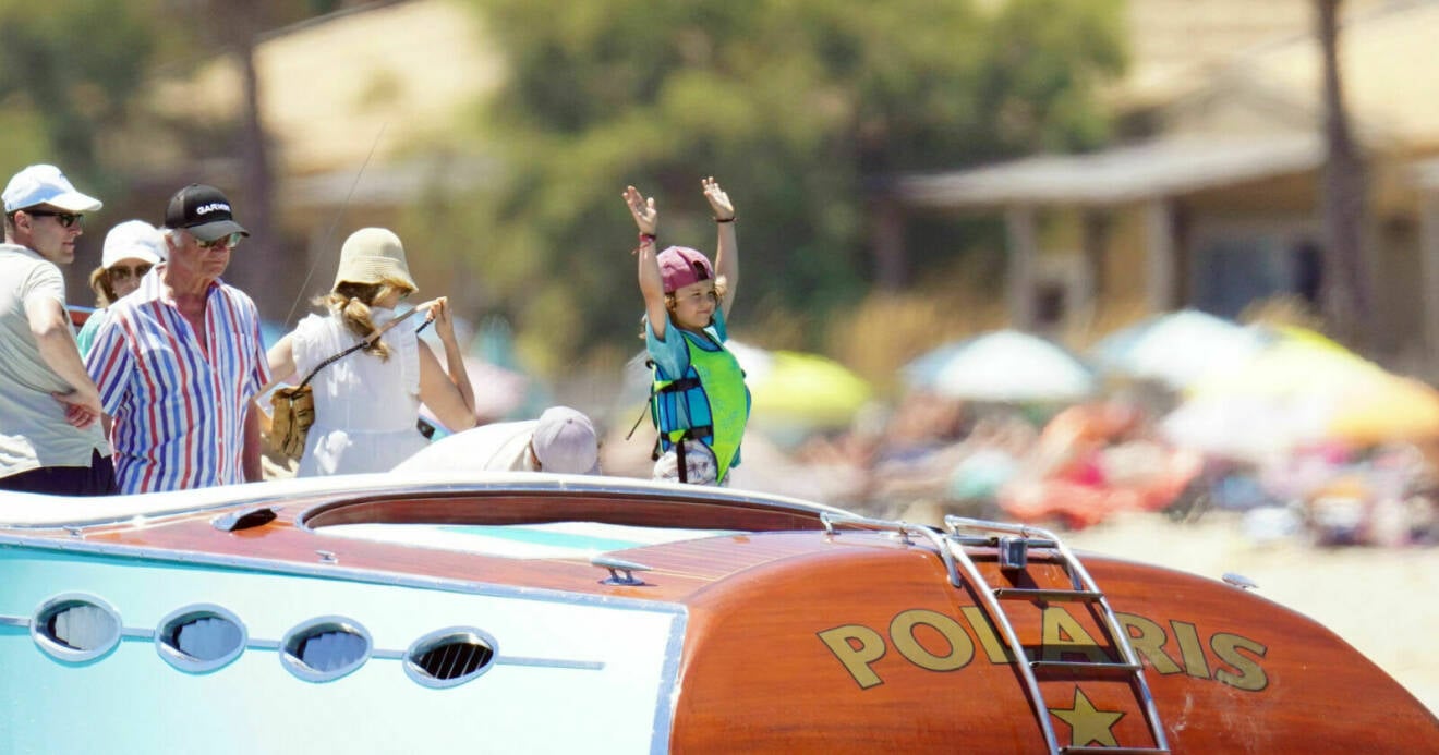 Prins Alexander på kungafamiljens lyxbåt i St Tropez tidigare i sommaren.