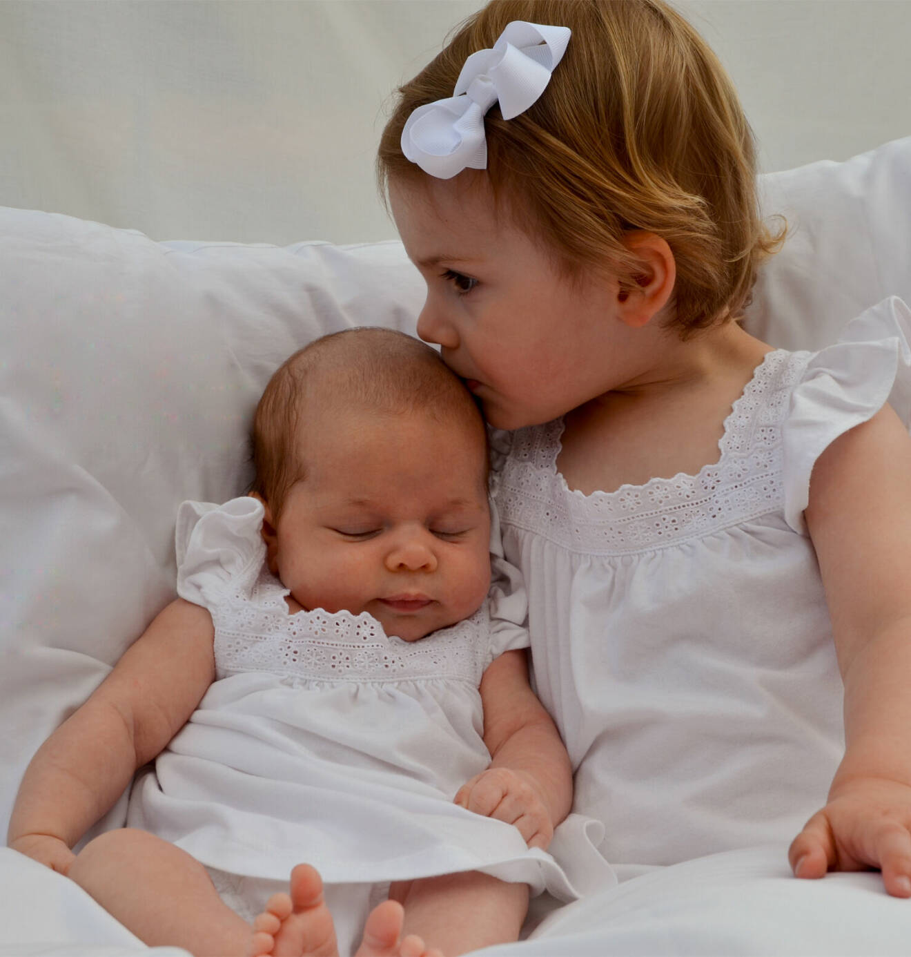 Prinsessan Estelles första med med nyfödda prinsessan Leonore 2014