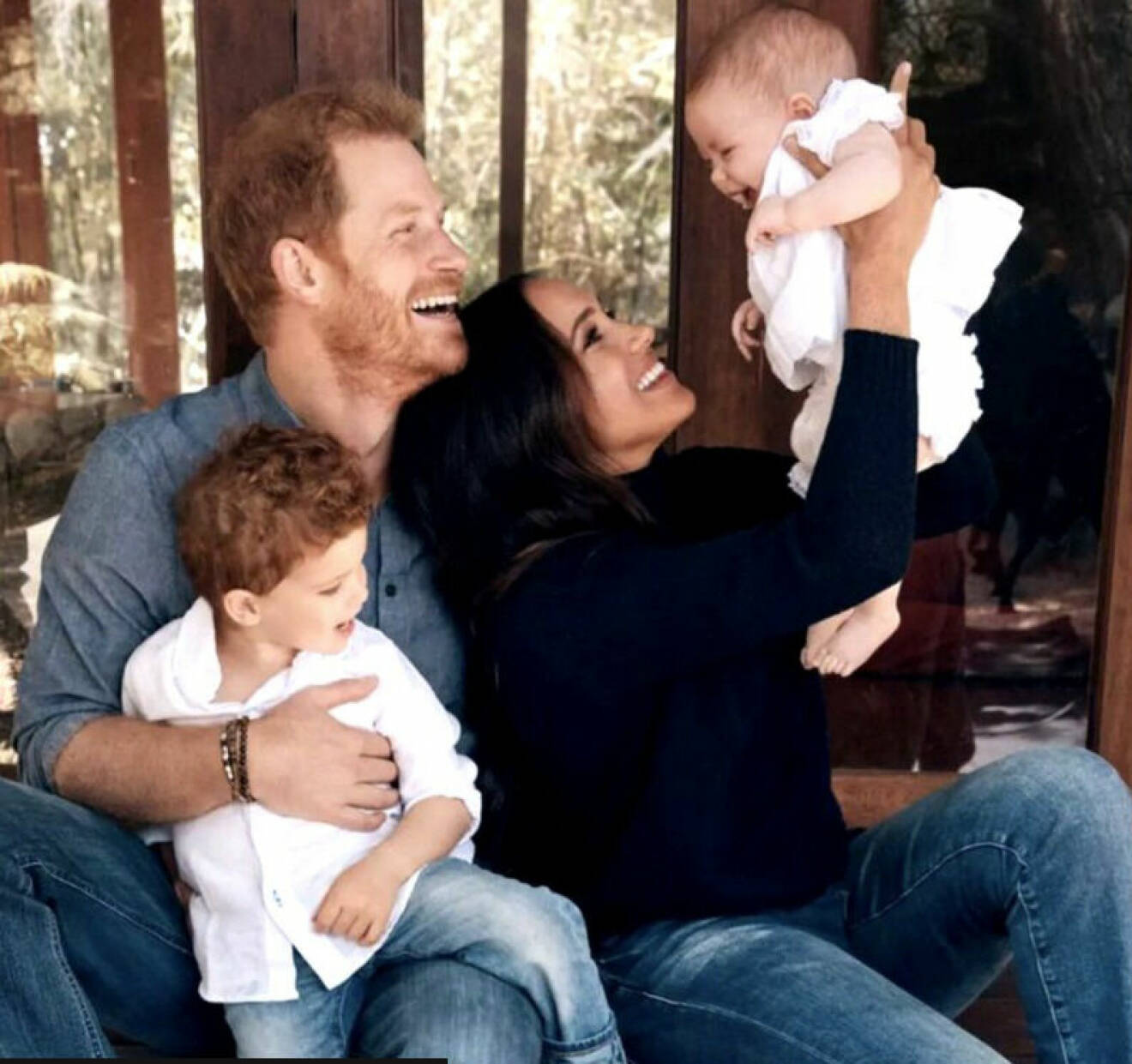 Meghan Markle och prins Harry med sina barn Archie och Lilibet
