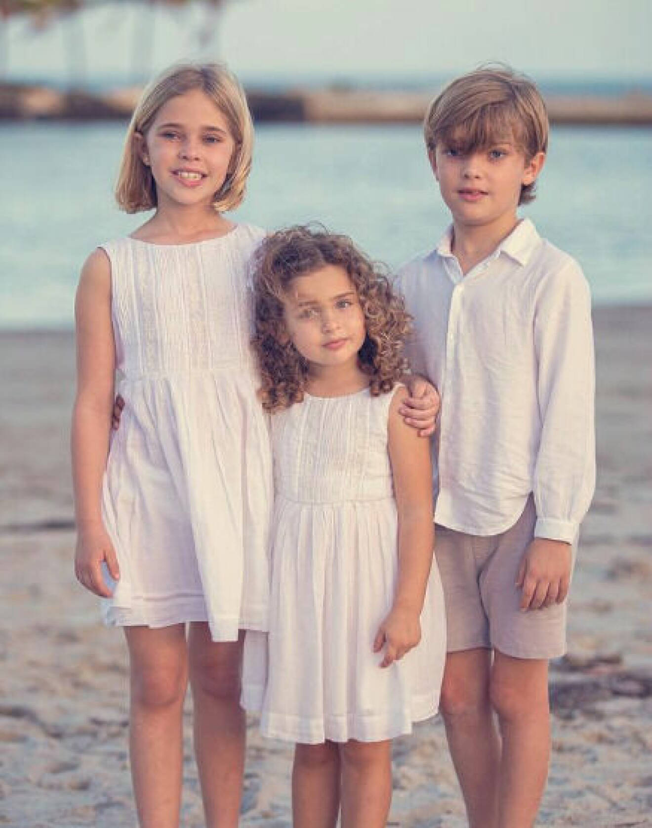 Prinsessan Leonore, prinsessan Adrienne och prins Nicolas på stranden våren 2022