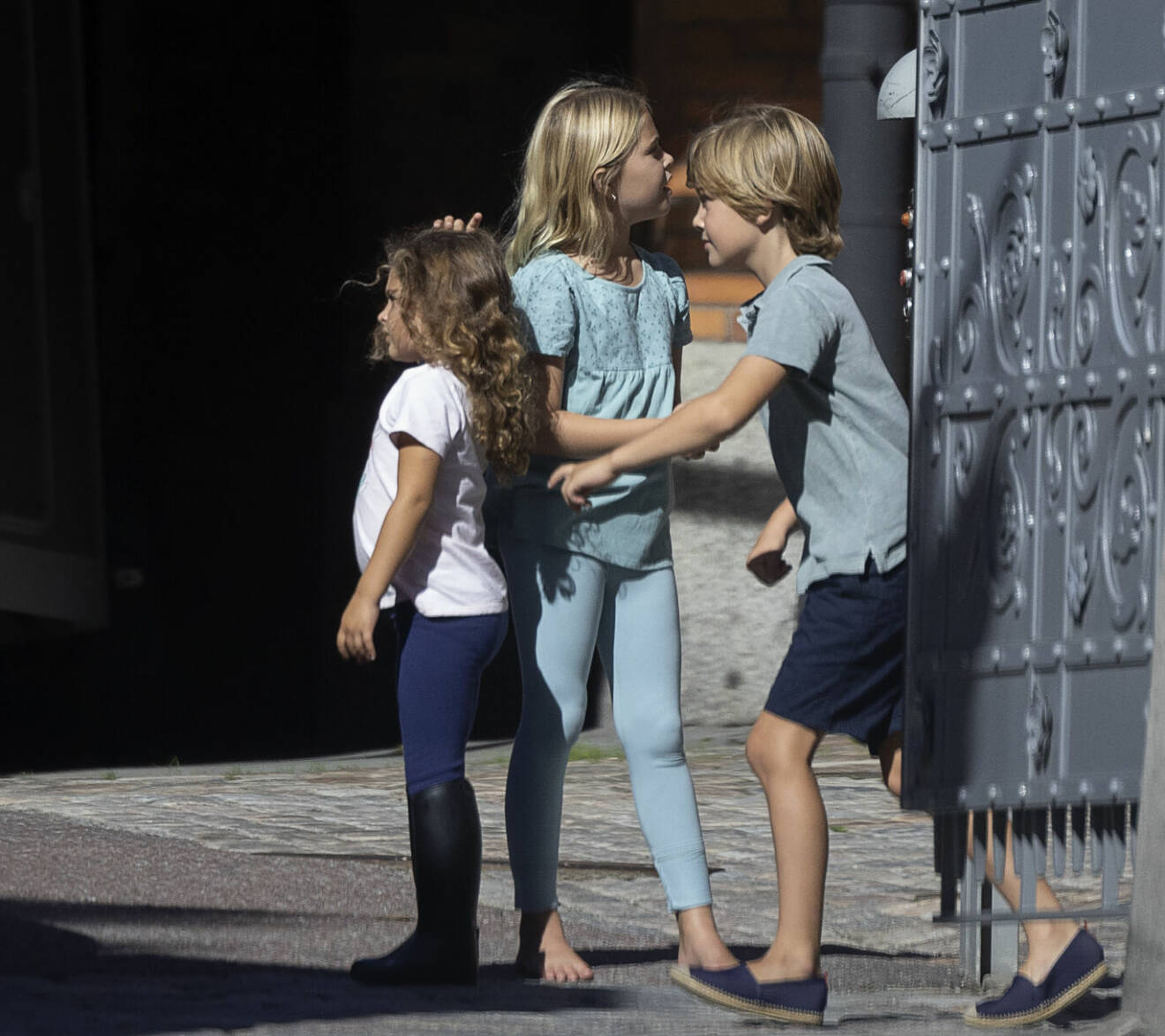 Prinsessan Adrienne med sina syskon, prinsessan Leonore och prins Nicolas