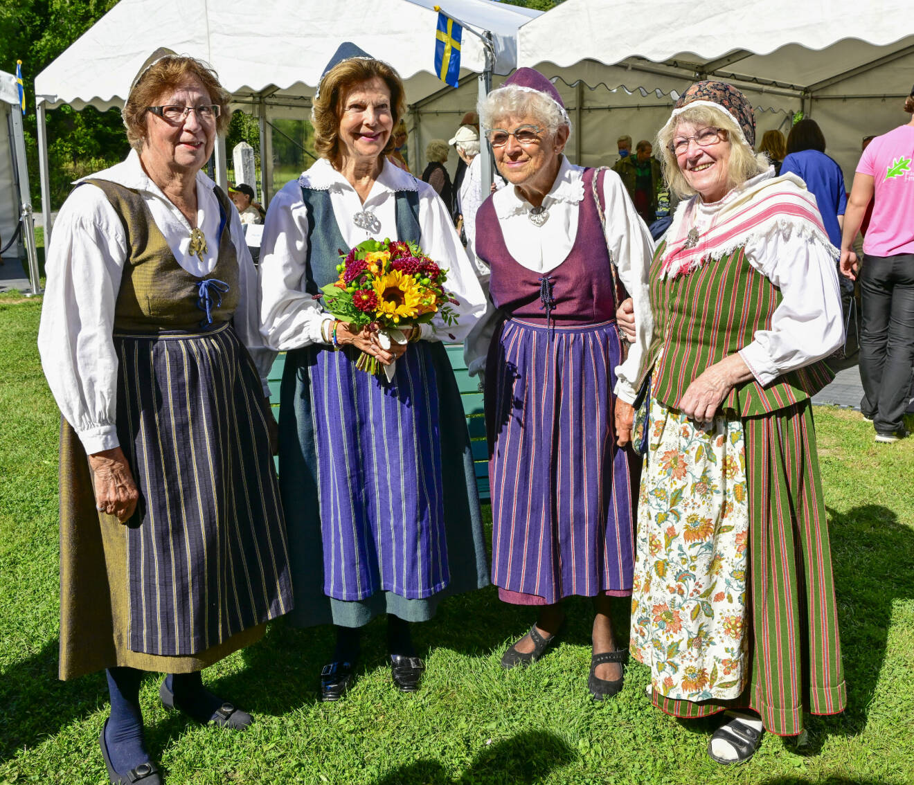 Drottning Silvia med väninnorna Ingrid, Margareta och Elisabeth under De Gamlas Dag 2022.