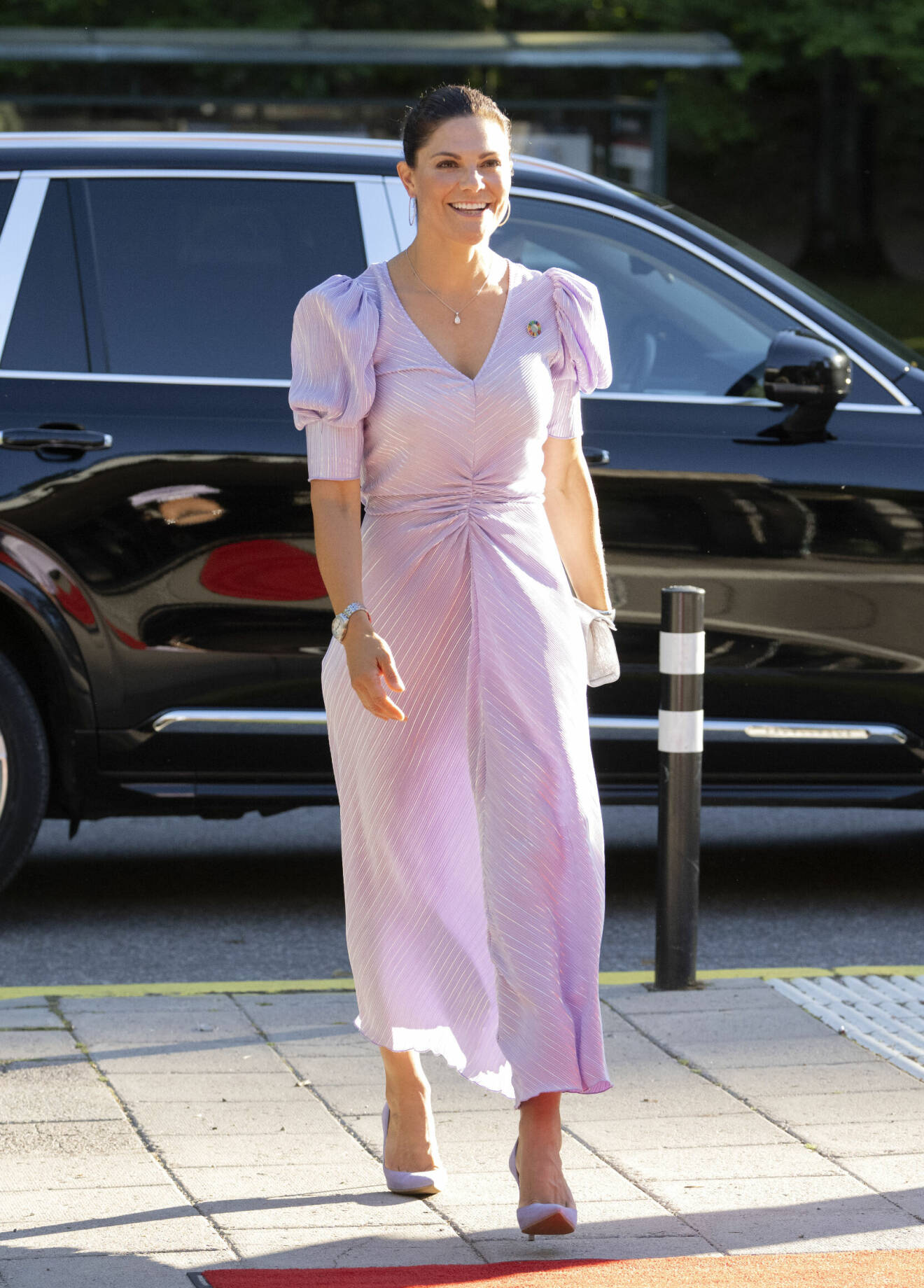 Kronprinsessan Victoria i lila klänning från Rotate Birger Christensen