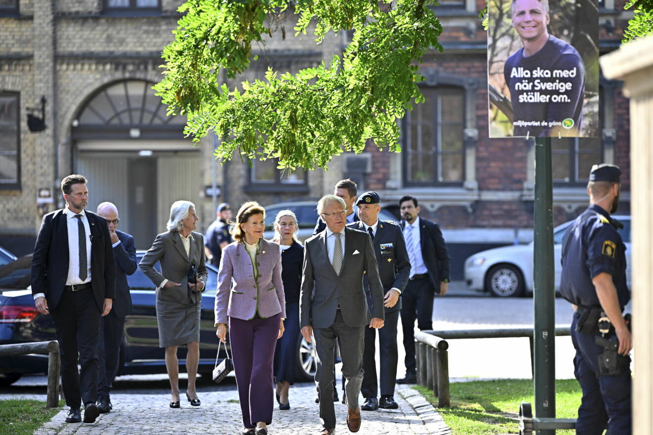 Kungen och drottning Silvia – kungaparet på väg till Historiska museet i Lund