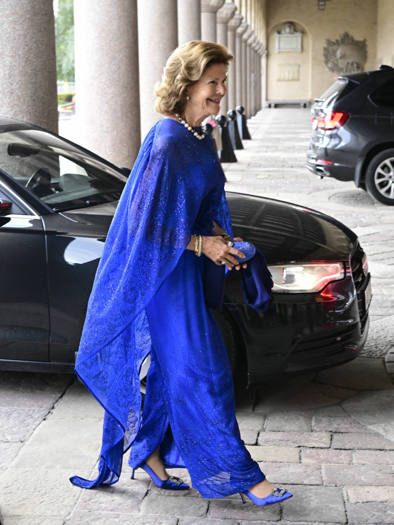 Drottning Silvia i kungsblå aftonklänning vid Stockholm Water Prize 2022