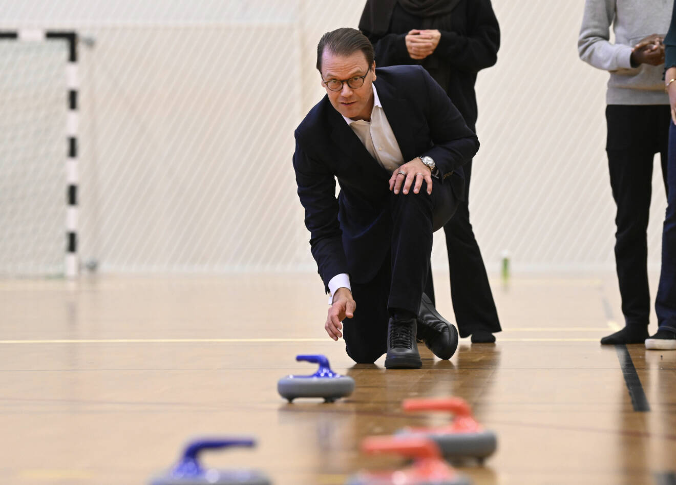 Prins Daniel testar floor-curling på Steningehöjdens skola