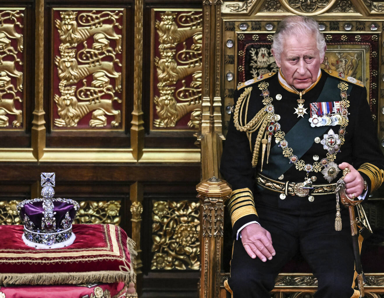 Kung Charles i det brittiska parlamentet bredvid kronan