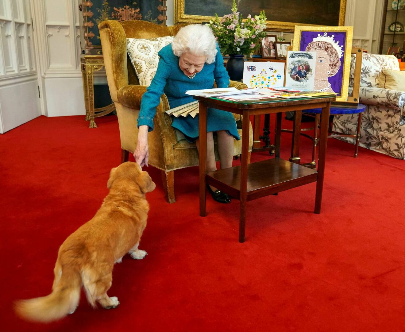 Drottning Elizabeth med sin hund en corgi