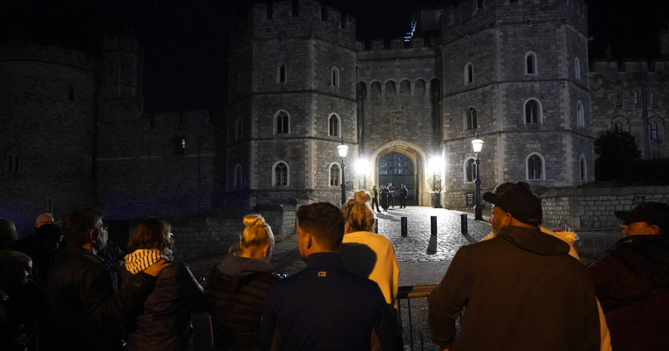 Folkmassor samlade utanför Windsor Castle efter beskedet om drottning Elizabeths bortgång.