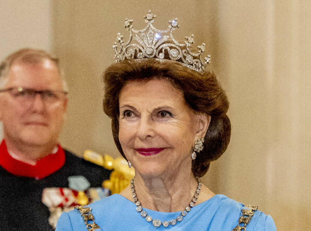 Drottning Silvia i Drottning Sofias diadem när Margrethe firade 50 år på tronen