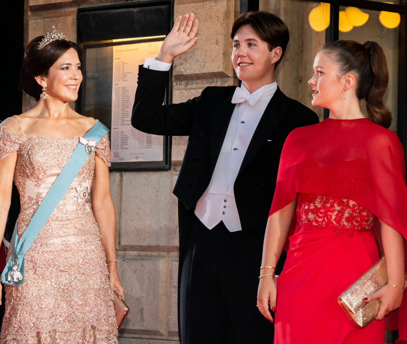 Drottning Margrethes firande: Kronprinsessan Mary, prins Christian och prinsessan Isabella på Det Kongelige Teater i Köpenhamn