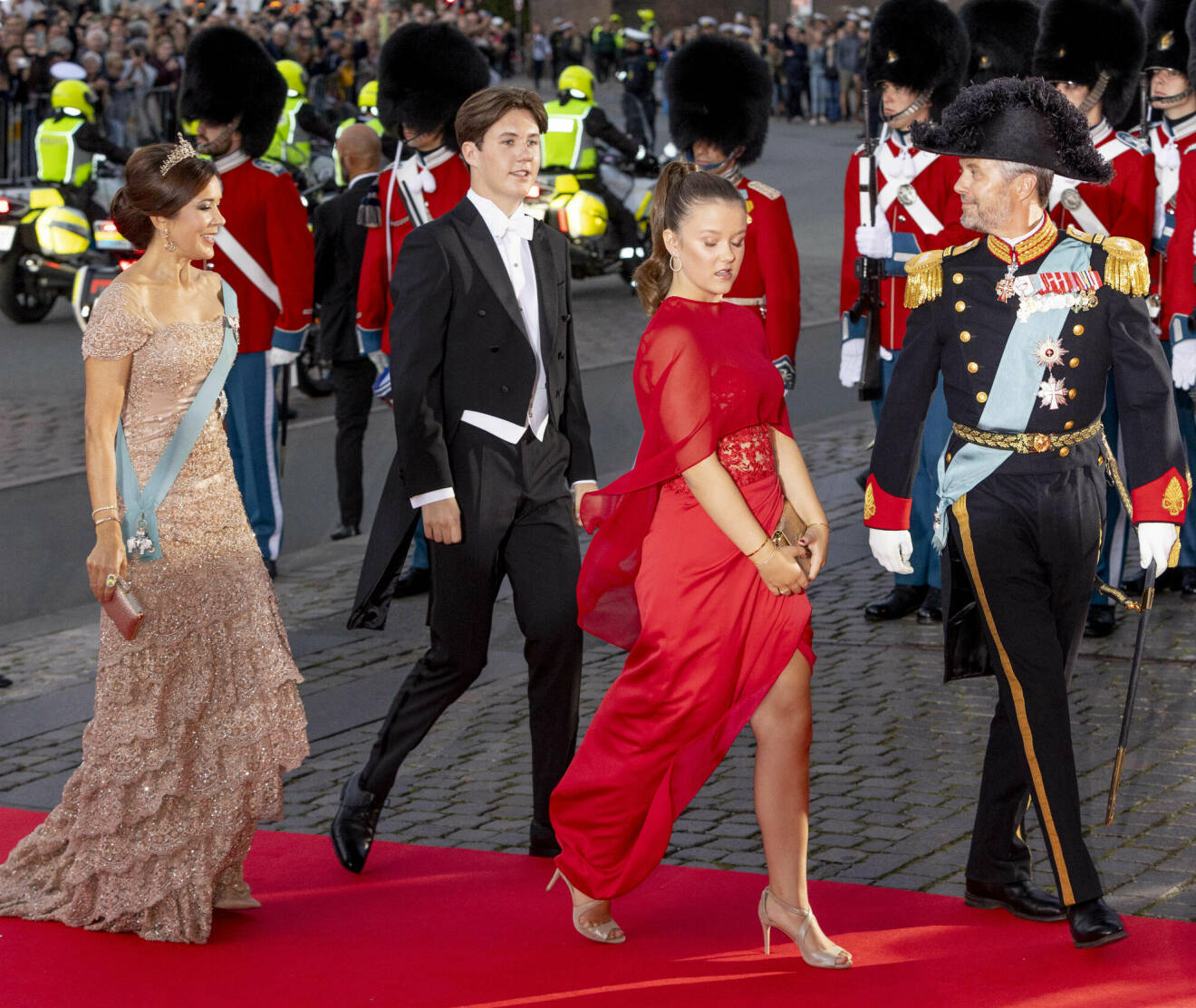 Klädkris för prinsessan Isabella när danska kronprinsfamiljen anlände