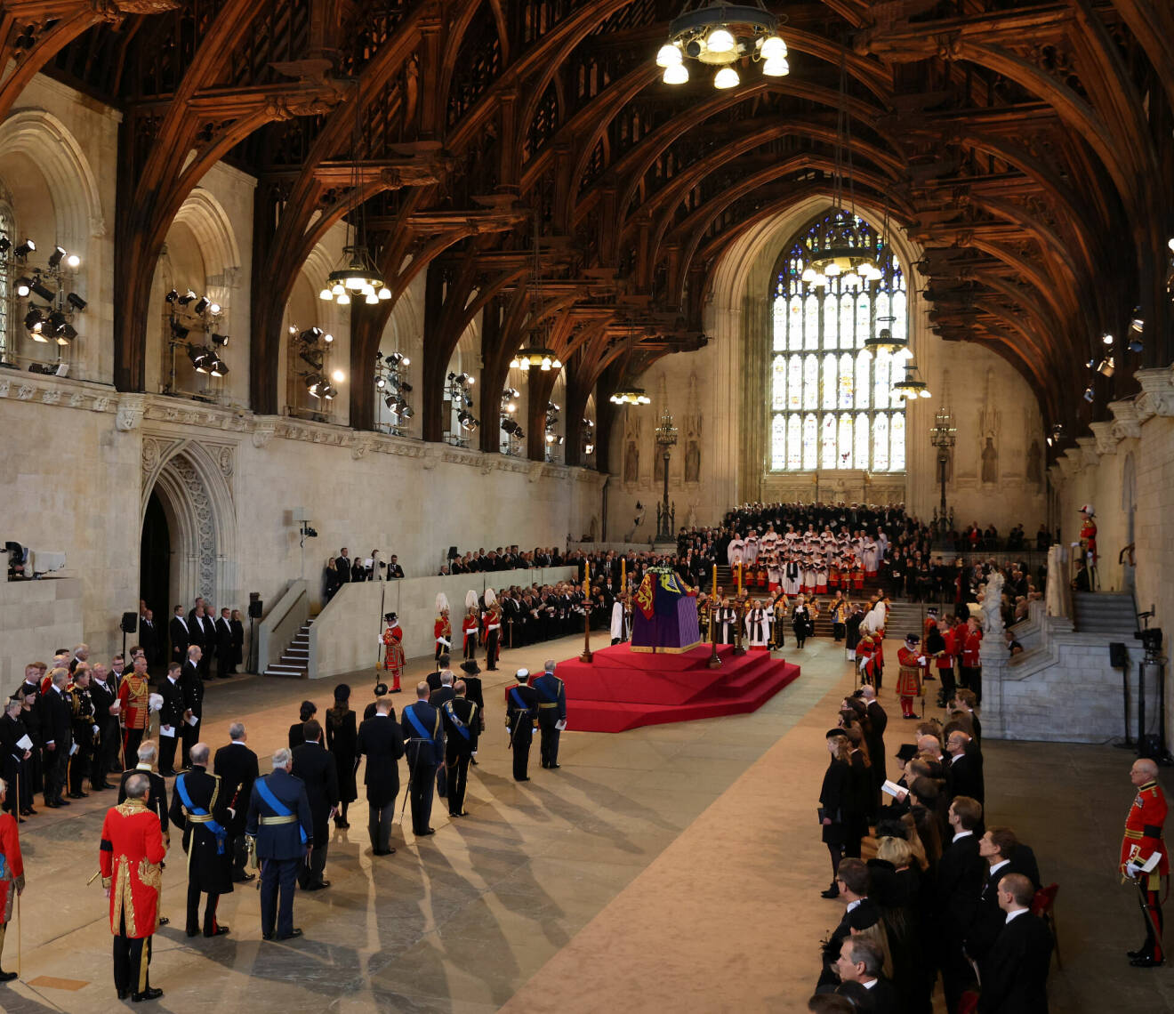 Drottning Elizabeth på lit de parade i Westminster Hall i London