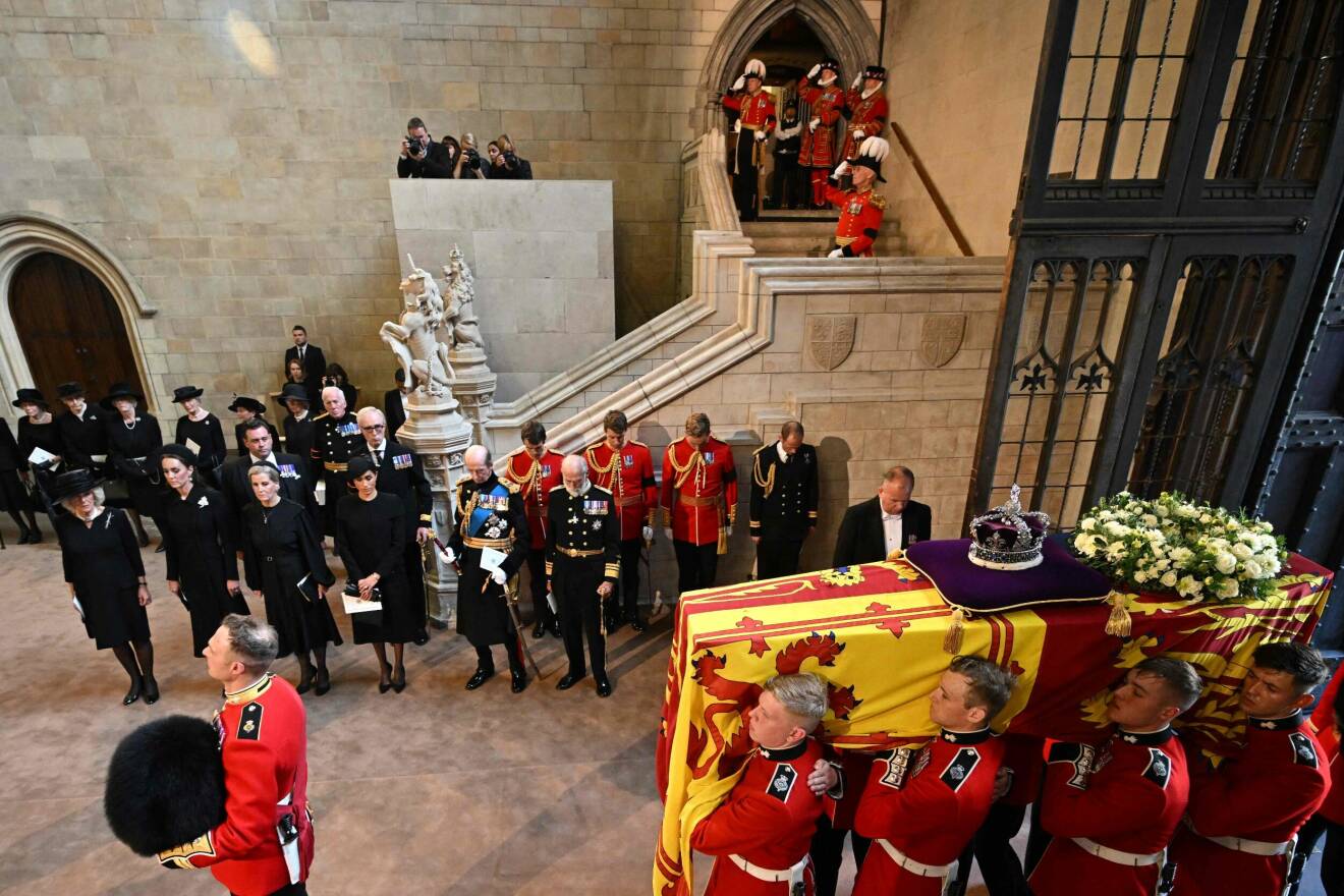 Drottning Elizabeths kista i Westminster Hall