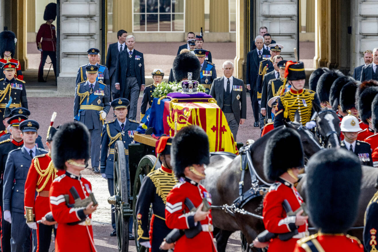 Drottning Elizabeths kista lämnar Buckingham Palace