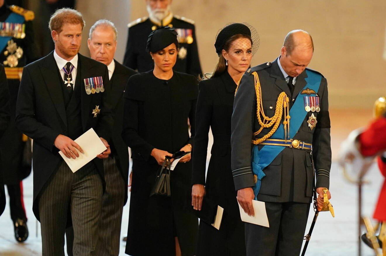 Meghan och prins Harry med Kate och prins William vid drottning Elizabeths kista