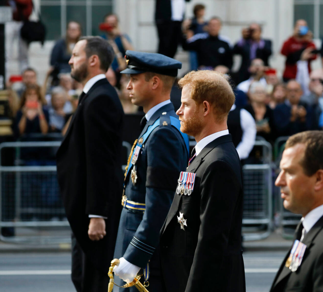 Prins William och prins Harry i procession efter drottning Elizabeths kista
