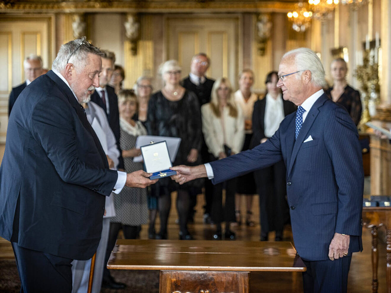 Leif GW Persson får medalj av kungen.