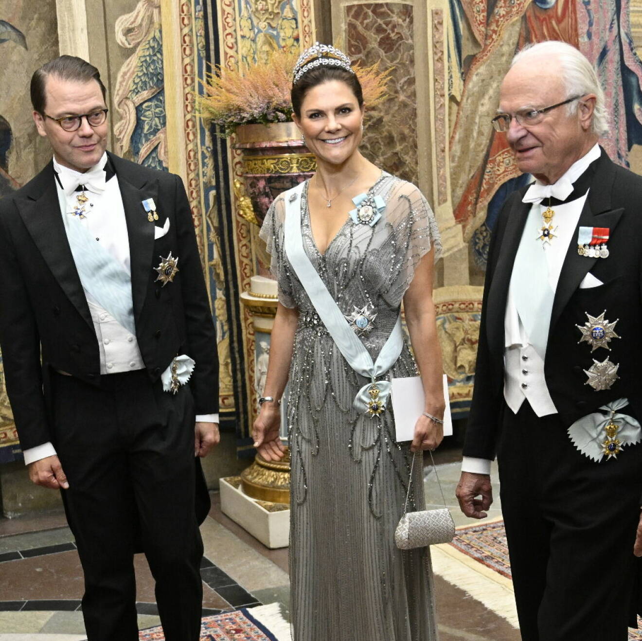 Prins Daniel, kronprinsessan Victoria och kungen på kungamiddag på slottet 2022