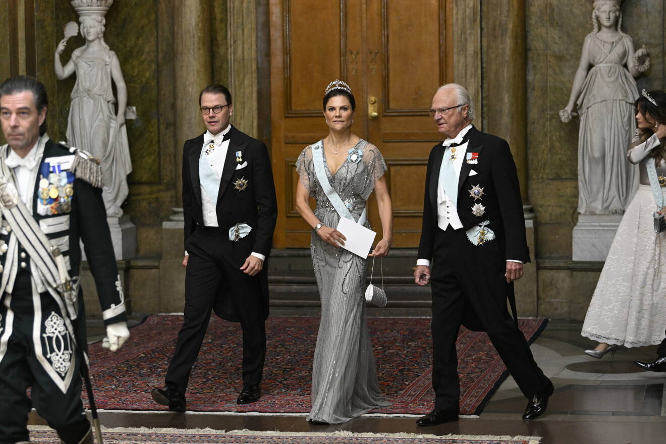 Prins Daniel, kronprinsessan Victoria och kungen – kungamiddag på slottet utan drottning Silvia som är sjuk