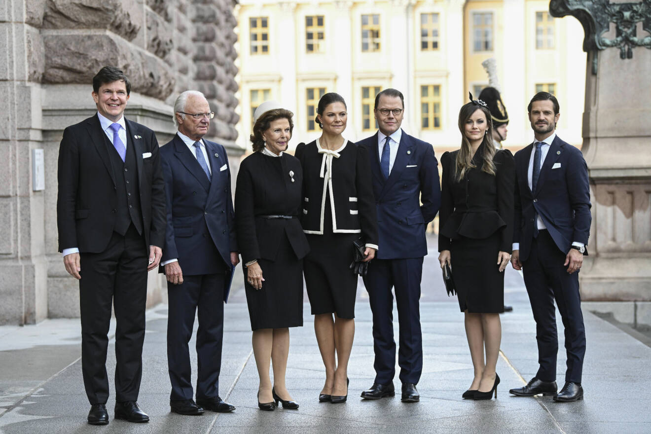 Talman Andreas Norlén tillsammans med kungafamiljen, Kung Carl Gustav, drottning Silvia, kronprinsessan Victoria, prins Daniel, prinsessan Sofia och prins Carl Philip