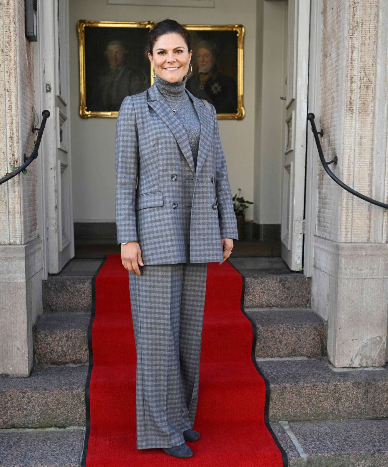Kronprinsessan Victoria i Kalmar för att fira Ölandsbron 50 år, klädd i rutig kostym