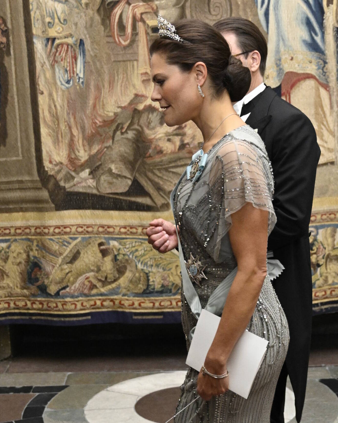 Kronprisessan Victoria på kungamiddag i silver/grå klänning