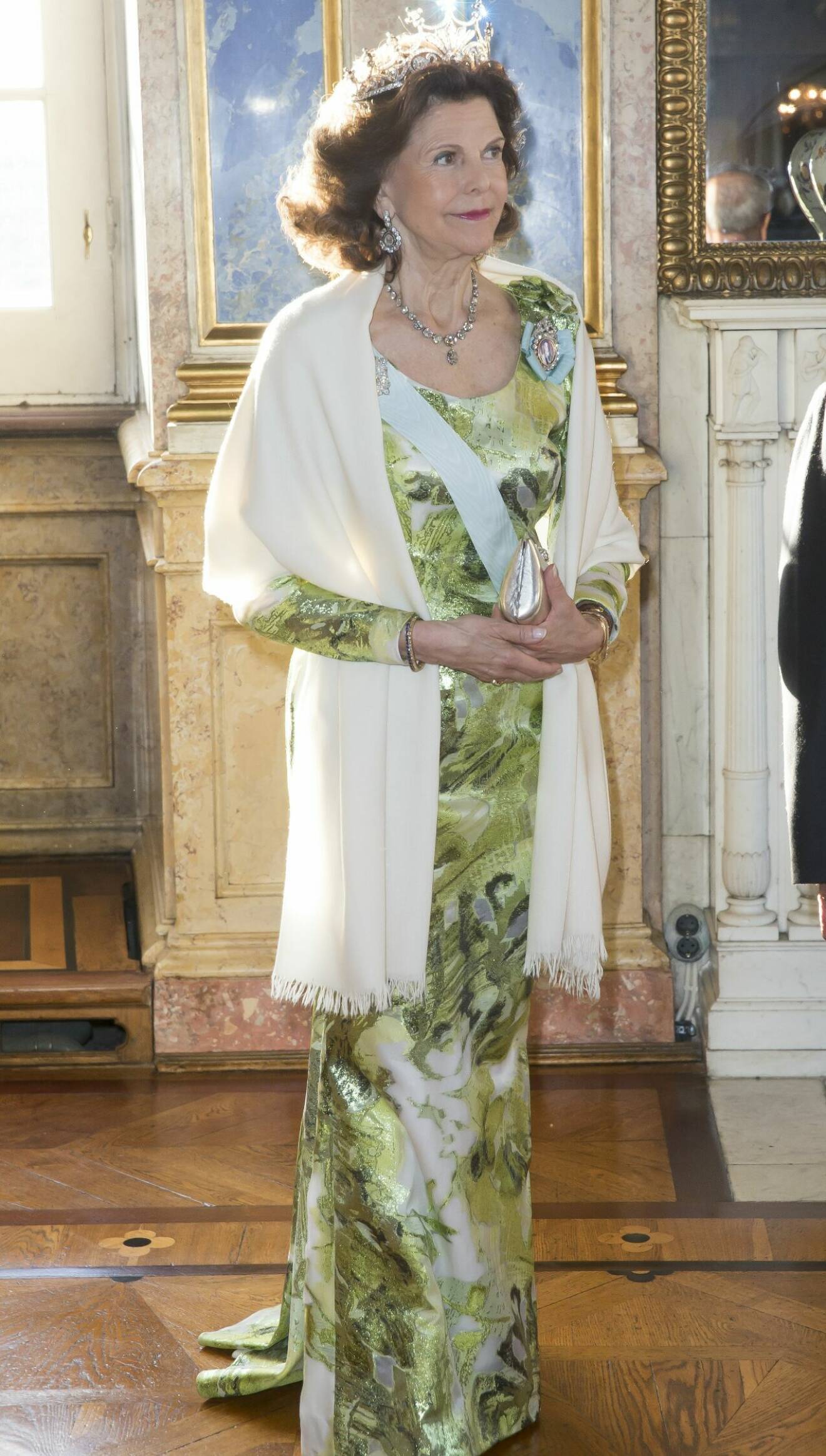 Drottning Silvia i en grön mönstrad aftonklänning