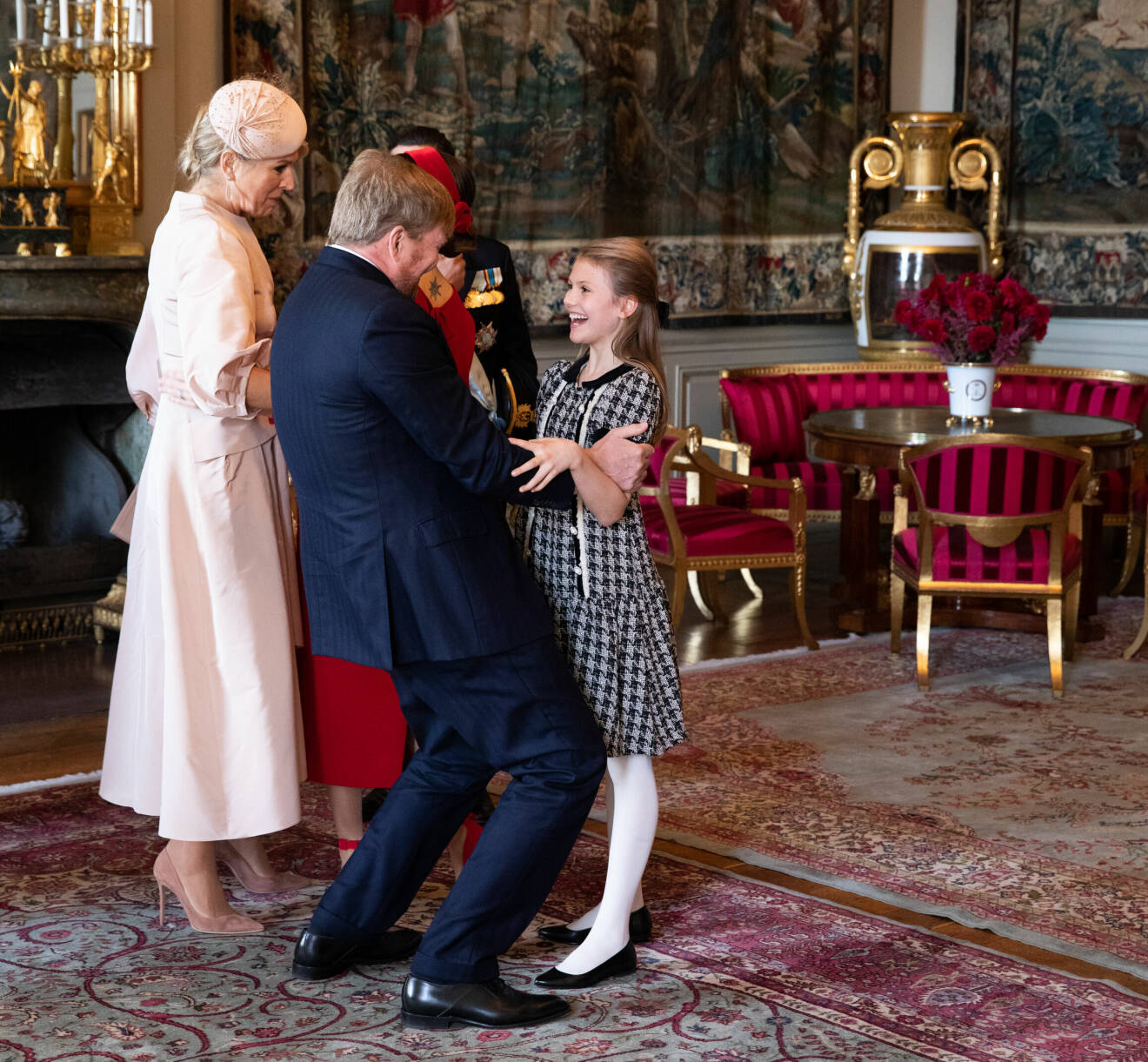 återförening mellan prinsessan Estelle och hennes gudfar kung Willem-Alexander