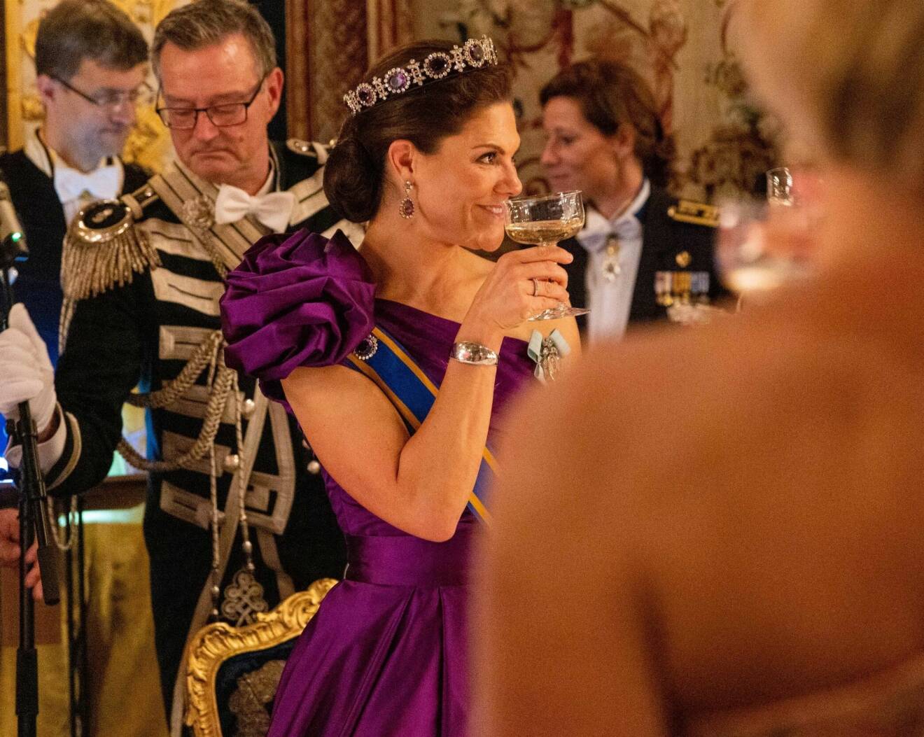 Kronprinsessan Victoria skålar under galamiddagen för Willem-Alexander och Máxima