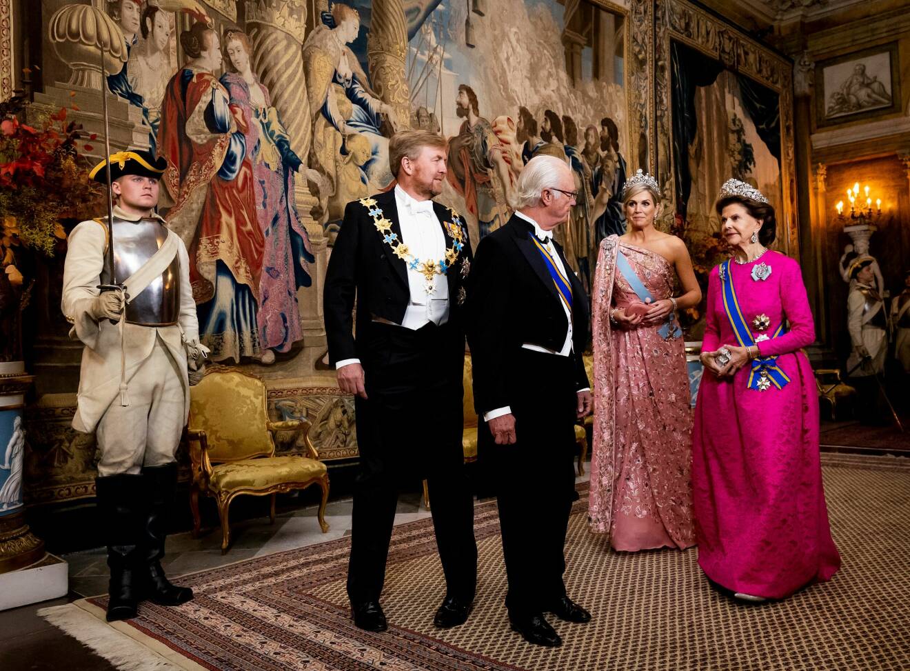 Kvällens värdar kung Carl Gustaf och drottning Silvia med Máxima och Willem-Alexander