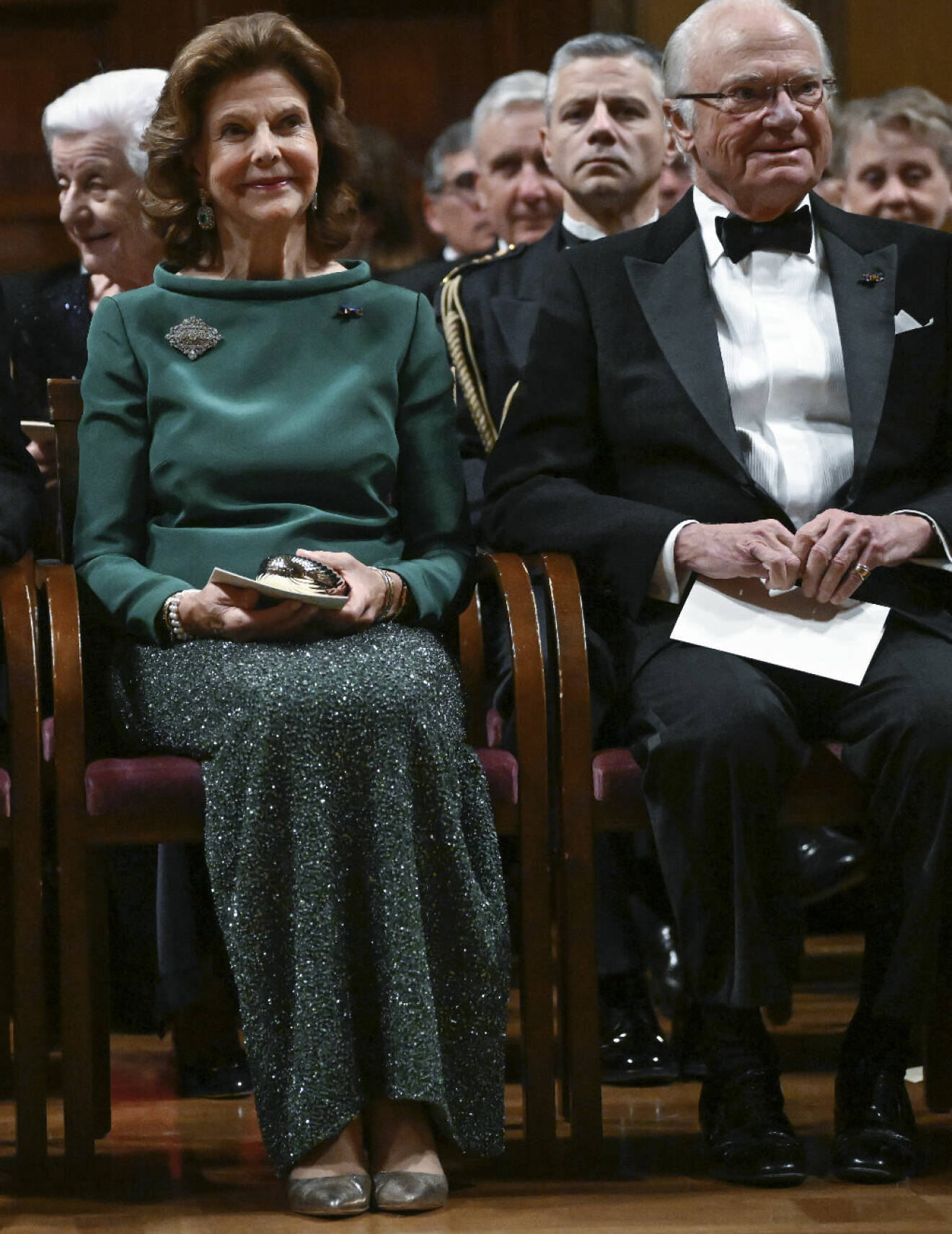 Drottning Silvia i grön paljettkjol, kungen i smoking