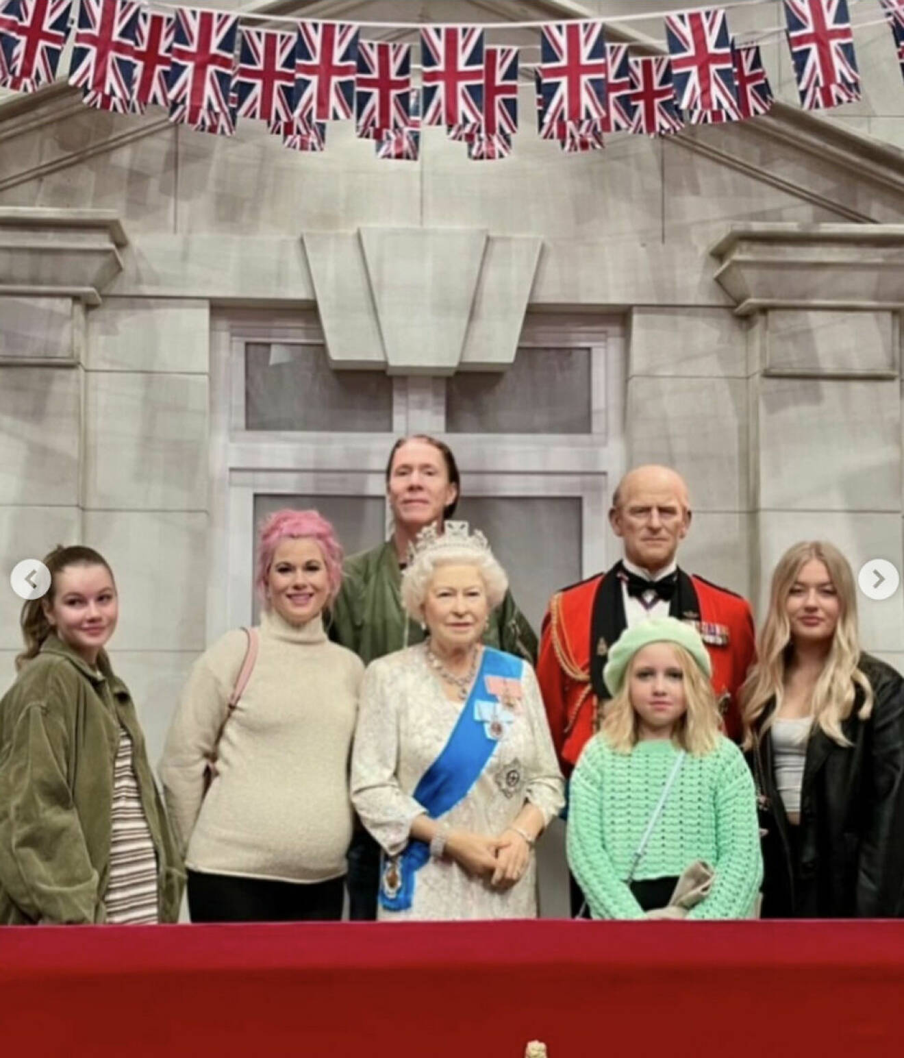 Melinda Jacobs och E–type med drottning Elizabeth och prins Philip. Foto: Instagram @missmelinda_j