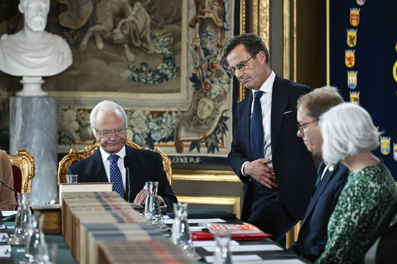 Kungen och statsminister Ulf Kristersson vid skifteskonseljen på slottet 2022