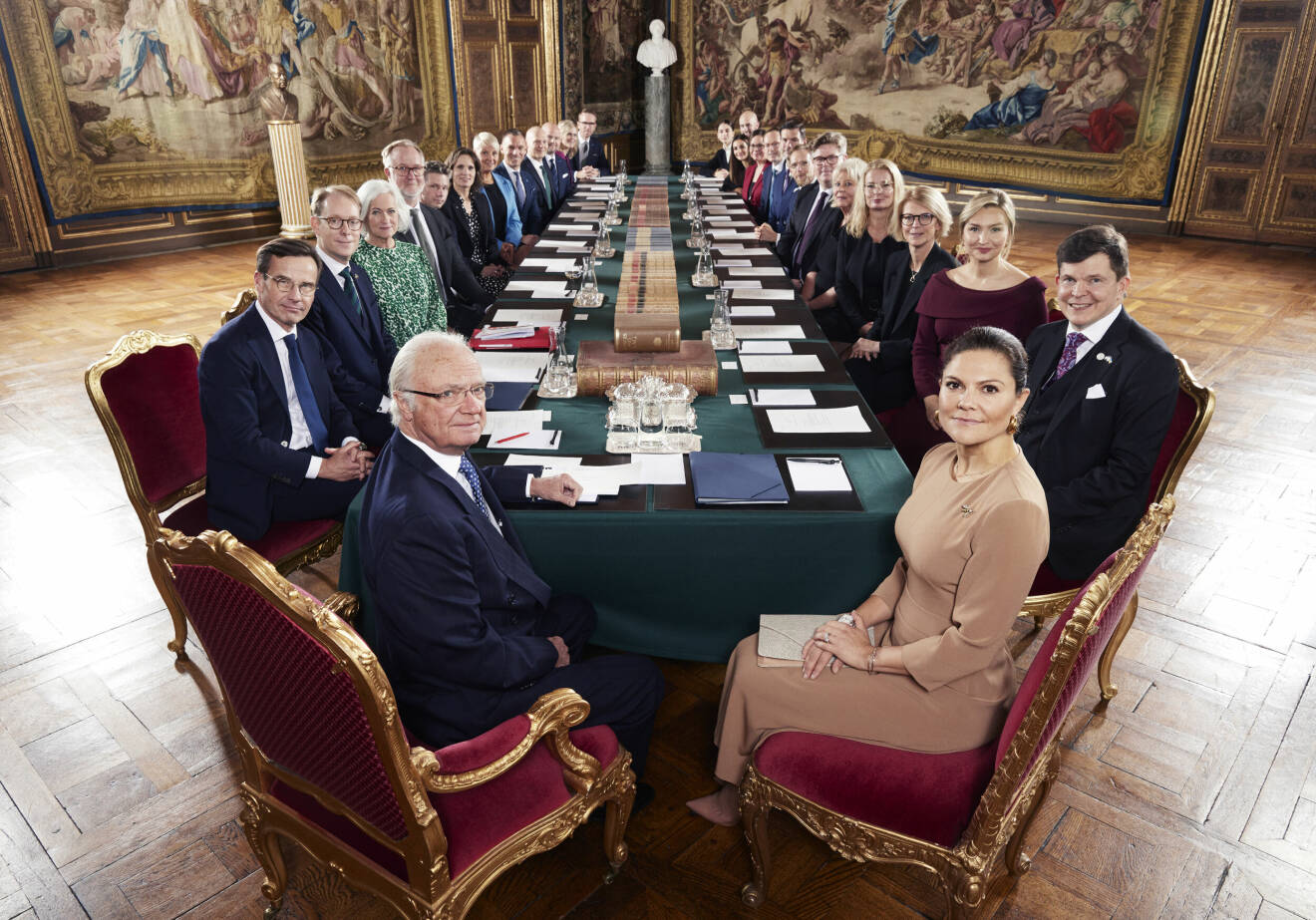 Kung Carl Gustaf och Kronprinsessan Victoria och riksdagens talman tillsammans med den nya regeringen