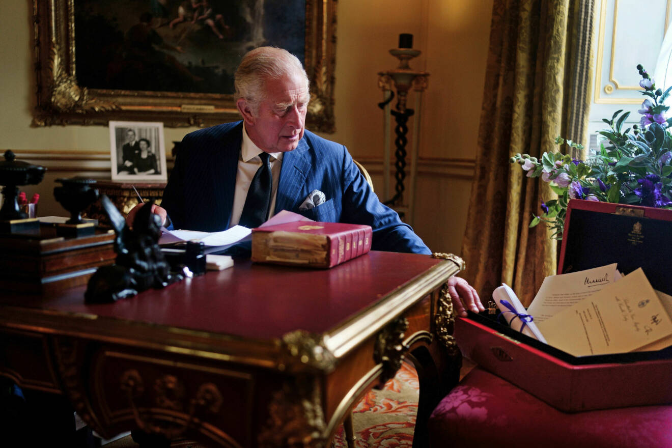 Hovets nya officiella bild på kung Charles i ett arbetsrum på Buckingham Palace